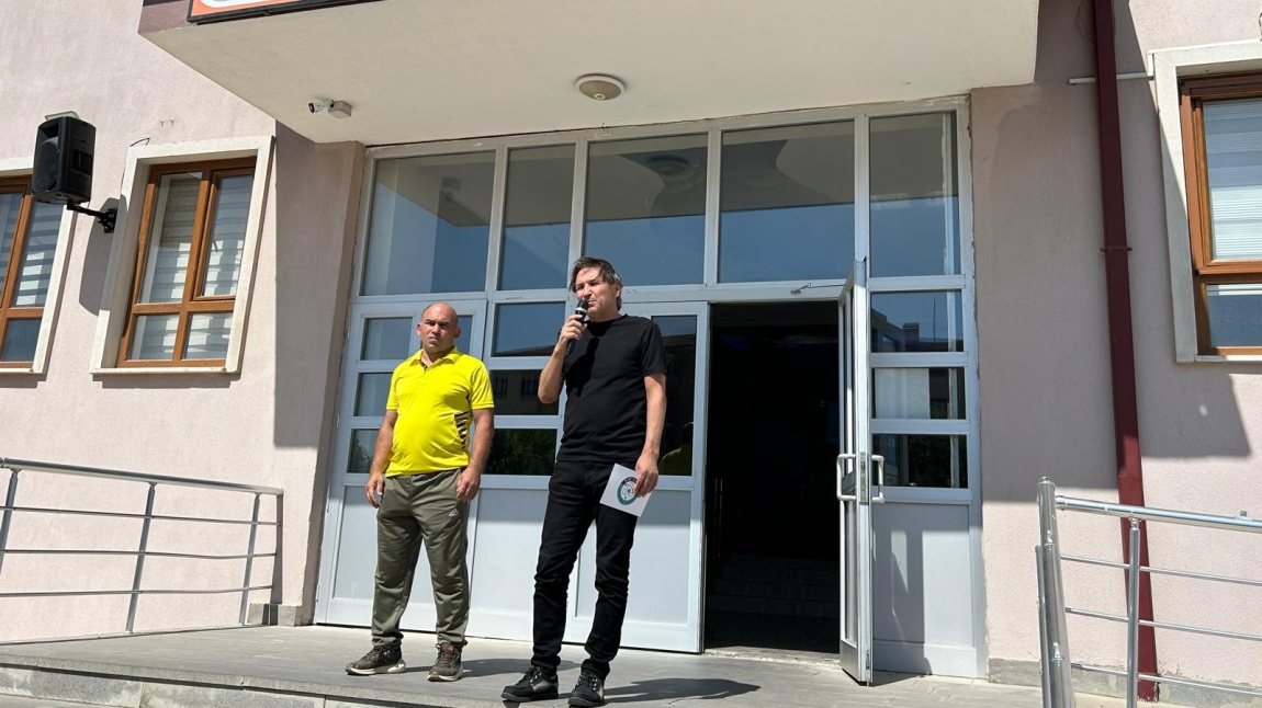 BAŞARILI ÖĞRENCİLER KARNE GÜNÜNDE ÖDÜLLENDİRİLDİ